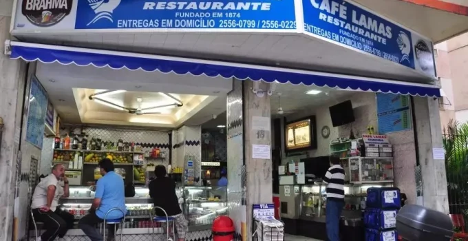 Bares do Rio e SP se unem em rede de apoio para salvar o histórico Café Lamas após incêndio