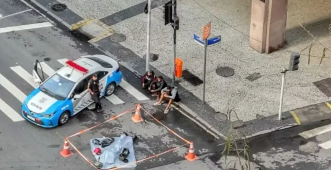 Perseguição após roubo de celular no Centro do Rio termina com suspeito morto em colisão
