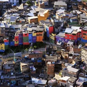 Tráfico e Milícias no Rio: Monopólio de Produtos Essenciais Impõe Nova Forma de Controle Econômico