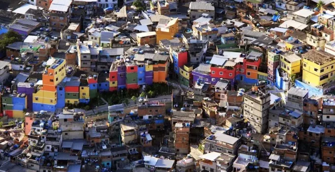 Tráfico e Milícias no Rio: Monopólio de Produtos Essenciais Impõe Nova Forma de Controle Econômico