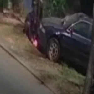 Homem Ateia Fogo em Carro Estacionado no Grajaú e Retorna para Furta Peças