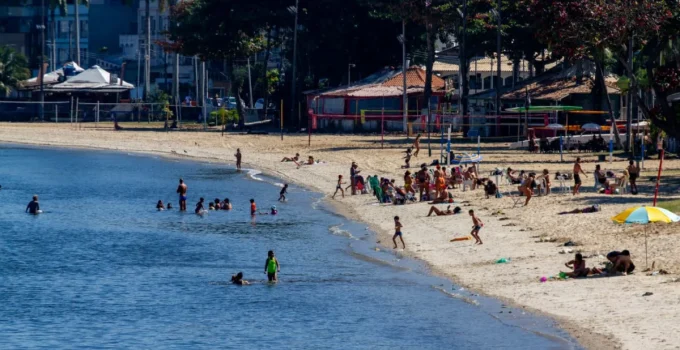 Temperaturas Amenas Chegam ao Rio de Janeiro: Frente Fria Traz Chuvas e Alívio do Calor Intenso no Fim de Semana
