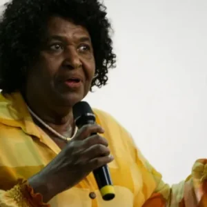 Disputa acirrada no Rio para o Senado: Benedita e Crivella lideram pesquisas em meio à apatia eleitoral