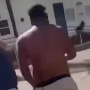 Homem é sequestrado, baleado e abandonado perto de UPA em Costa Barros, Zona Norte do Rio