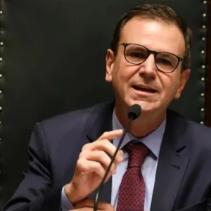 Eduardo Paes lidera pesquisa para o governo do RJ em todos os cenários, aponta Paraná Pesquisas
