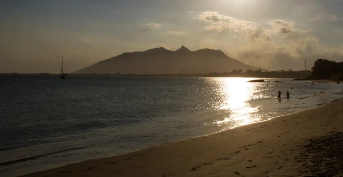 Rio das Ostras: A Cidade "Escondida" do RJ com Praias Caribenhas, Lagoa Misteriosa e Festival de Jazz Internacional