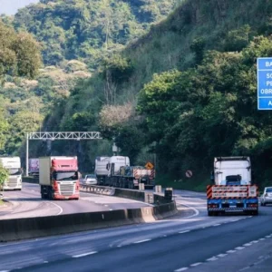 Incêndio em Carreta Bloqueia Via Dutra na Serra das Araras; Tráfego é Liberado Após Interdição
