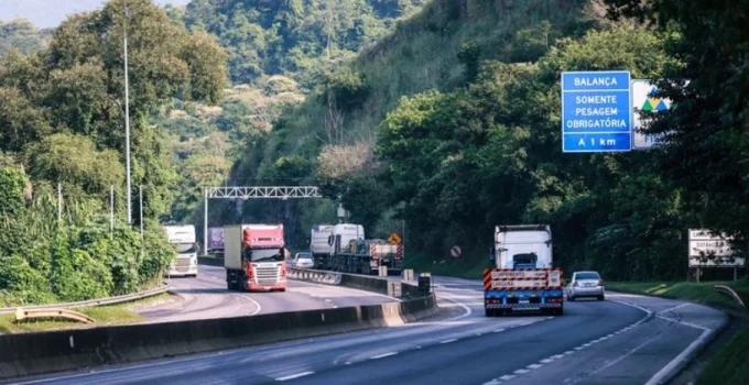 Incêndio em Carreta Bloqueia Via Dutra na Serra das Araras; Tráfego é Liberado Após Interdição