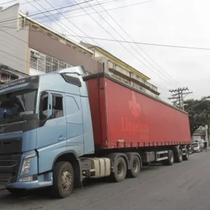 Polícia recupera carreta com carga de cerveja avaliada em R$ 147 mil na Linha Amarela, motorista relata medo de assaltos