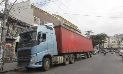 Polícia recupera carreta com carga de cerveja avaliada em R$ 147 mil na Linha Amarela, motorista relata medo de assaltos