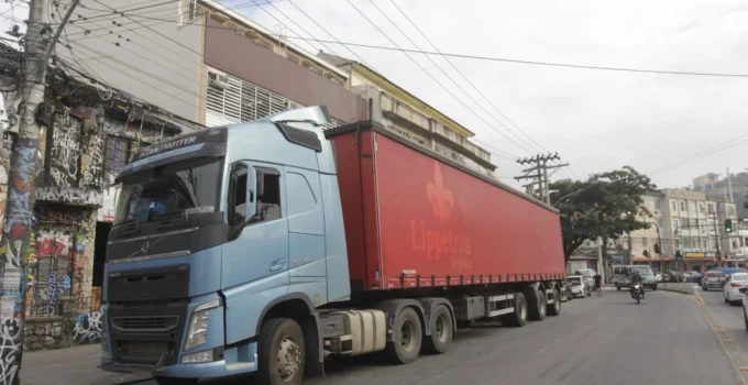 Polícia recupera carreta com carga de cerveja avaliada em R$ 147 mil na Linha Amarela, motorista relata medo de assaltos