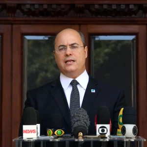 Wilson Witzel desiste de candidatura ao governo do RJ e anuncia apoio a Garotinho