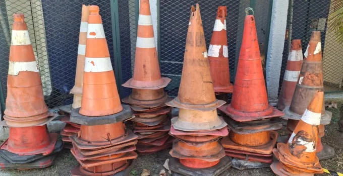Operação de Ordenamento Urbano Apreende Mais de 70 Cones Usados para Bloquear Vagas em Botafogo, Flamengo e Catete