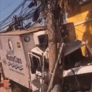 Acidente Grave na Baixada: Caminhão, Moto e Carro Colidem, Deixando Jovem em Estado Crítico