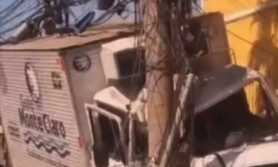 Acidente Grave na Baixada: Caminhão, Moto e Carro Colidem, Deixando Jovem em Estado Crítico