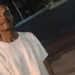 Foragido por atirar na companheira e abandoná-la em hospital se entrega à polícia no Rio de Janeiro