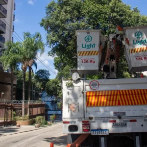 Luz Totalmente Restabelecida no Rio de Janeiro após Ventania que Durou 72 Horas para Milhões