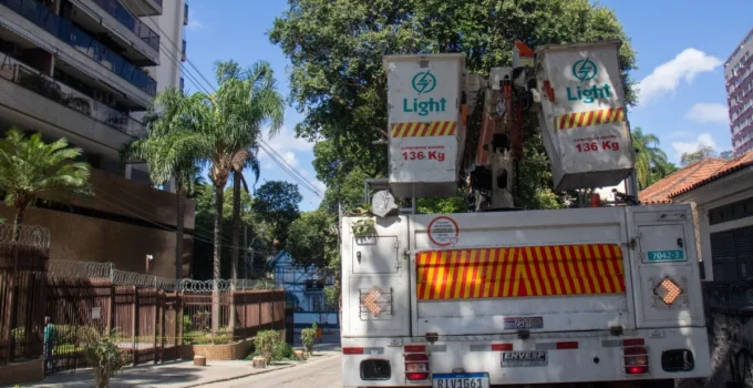 Luz Totalmente Restabelecida no Rio de Janeiro após Ventania que Durou 72 Horas para Milhões