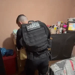 Policial Penal é Preso no RJ por Suspeita de Facilitar Tráfico de Drogas e Celulares em Presídios