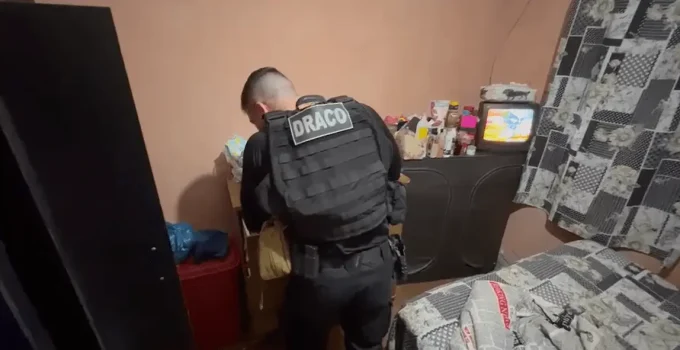 Policial Penal é Preso no RJ por Suspeita de Facilitar Tráfico de Drogas e Celulares em Presídios