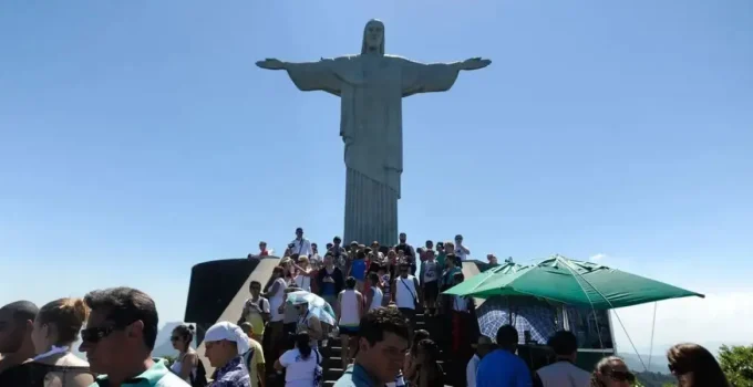 Brasil se consolida como 4º em crescimento de turismo internacional na OCDE com alta de 46% até 2025