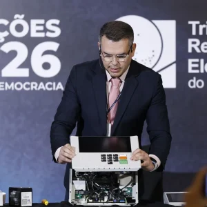 TRE-RJ Desmonta Urna Eletrônica para Imprensa e Fiscais e Reforça Segurança do Sistema de Votação