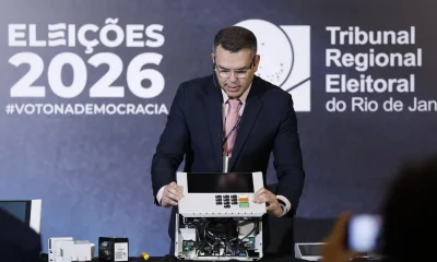 TRE-RJ Desmonta Urna Eletrônica para Imprensa e Fiscais e Reforça Segurança do Sistema de Votação
