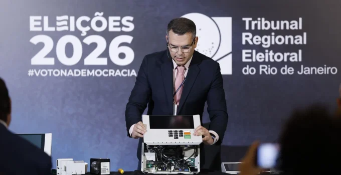 TRE-RJ Desmonta Urna Eletrônica para Imprensa e Fiscais e Reforça Segurança do Sistema de Votação