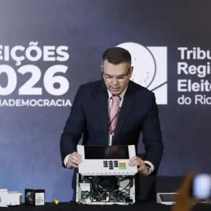 TRE-RJ Desmonta Urna Eletrônica e Detalha Barreiras de Segurança Contra Fraudes em Eleições 2026