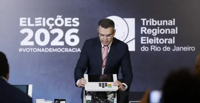 TRE-RJ Desmonta Urna Eletrônica e Detalha Barreiras de Segurança Contra Fraudes em Eleições 2026