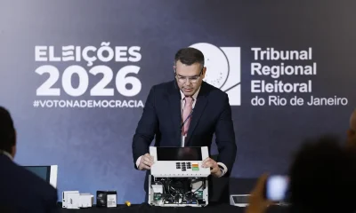 TRE-RJ desmonta urna eletrônica e defende segurança do voto contra desinformação para eleições de 2026