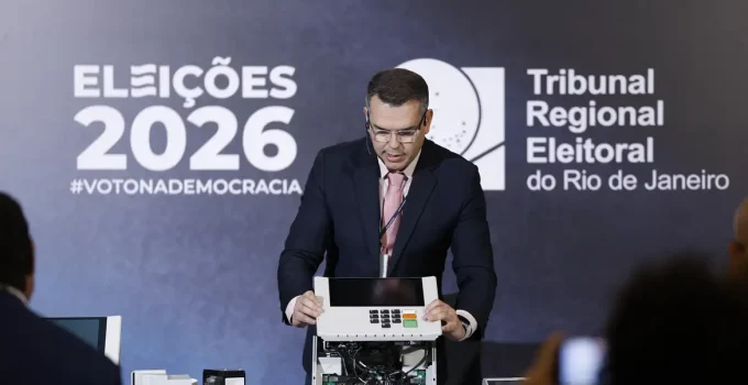 TRE-RJ desmonta urna eletrônica e defende segurança do voto contra desinformação para eleições de 2026