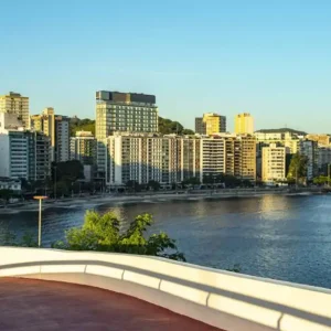 Niterói: A "Cidade Sorriso" que Lidera Qualidade de Vida no RJ com Segurança e Custo 40% Menor que o Rio