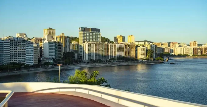 Niterói: A "Cidade Sorriso" que Lidera Qualidade de Vida no RJ com Segurança e Custo 40% Menor que o Rio