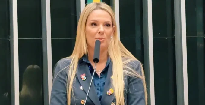 Vice de Douglas Ruas (PL) no Rio, Fernanda Louback quer furar bolha bolsonarista com pauta PCD