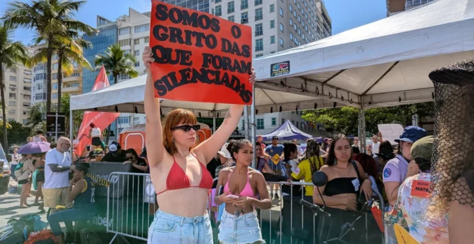 Mulheres Tomam Conta de Copacabana em Ato Nacional Contra o Feminicídio: 'Nossa Vida Importa'