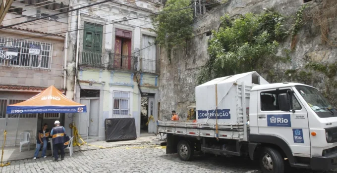 Sobrado que desabou no Catete será demolido nesta terça-feira; 17 pessoas ficaram feridas