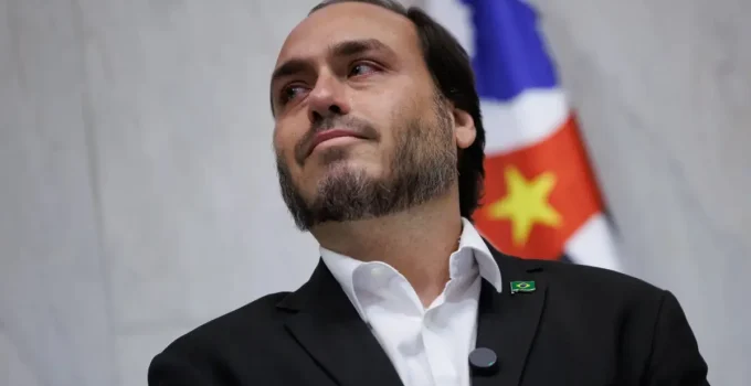 Carlos Bolsonaro renuncia mandato de vereador no Rio para buscar nova missão em Santa Catarina em 2026