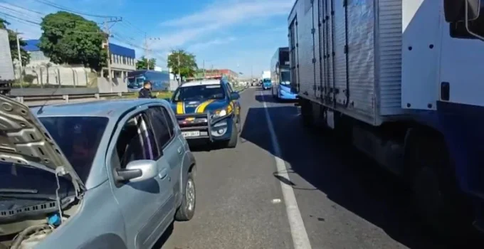 PRF socorre idoso com carro quebrado na Dutra para tratamento de saúde no Rio de Janeiro