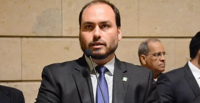 Carlos Bolsonaro renuncia à Câmara do Rio e mira Senado por Santa Catarina em 2027