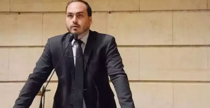Carlos Bolsonaro Renuncia Cargo de Vereador no Rio e Anuncia Mudança para Santa Catarina para Disputar Senado