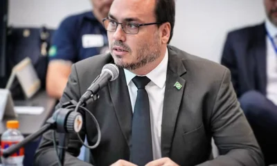 Carlos Bolsonaro renuncia à Câmara do Rio para se candidatar ao Senado por Santa Catarina em 2026