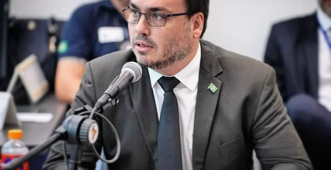 Carlos Bolsonaro renuncia à Câmara do Rio para se candidatar ao Senado por Santa Catarina em 2026