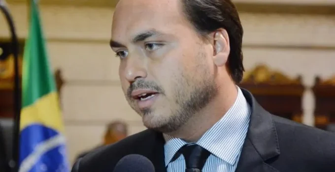 Carlos Bolsonaro Renuncia à Câmara do Rio para Concorrer ao Senado por Santa Catarina em 2026