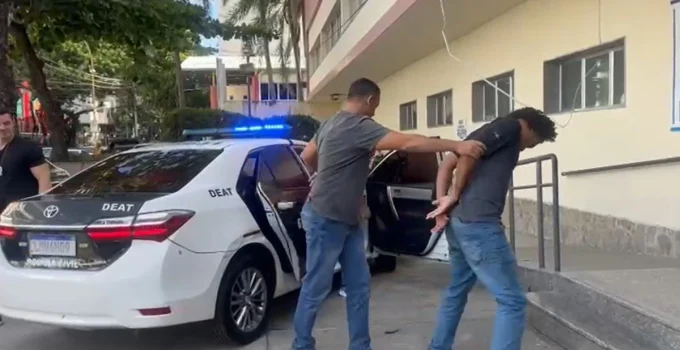Falso Guia Turístico é Preso no Cosme Velho, Rio de Janeiro, Acusado de Extorquir Estrangeiros em R$ 2.000