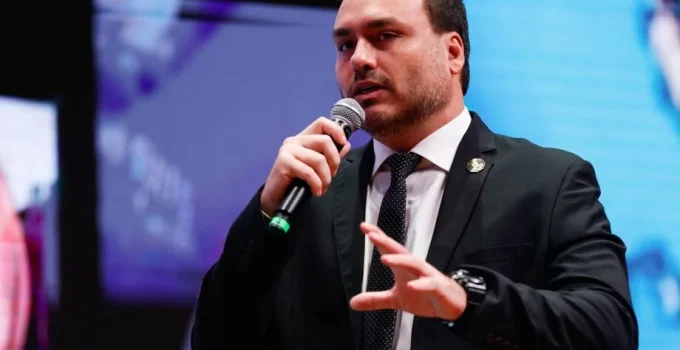 Carlos Bolsonaro Renuncia à Câmara do Rio para Disputar Vaga no Senado por Santa Catarina em 2026