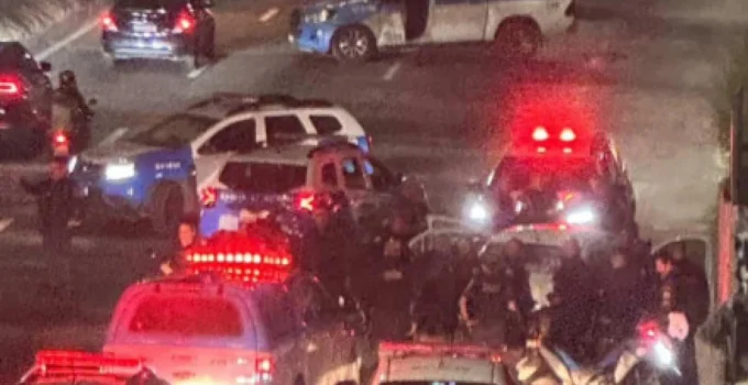 Dupla que atacou policiais a tiros é presa em fuga na Avenida Brasil com fuzil e carregadores