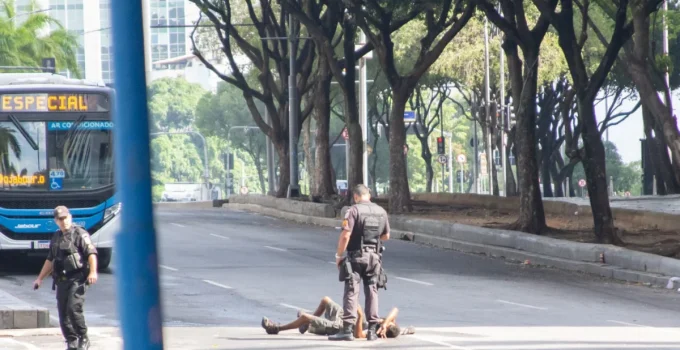 Homem em Situação de Rua é Baleado por Policiais Militares no Centro do Rio Após Suposta Tentativa de Invasão ao TJRJ