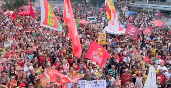 Milhares em Copacabana contra PL da Dosimetria: Ato reúne artistas e políticos contra anistia a condenados por golpe