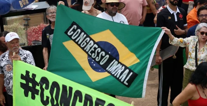 Milhares protestam contra PL da Dosimetria que pode beneficiar Bolsonaro em todo o país